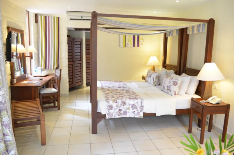 Four-poster bed in a guest room at Baobab Beach Resort & Spa